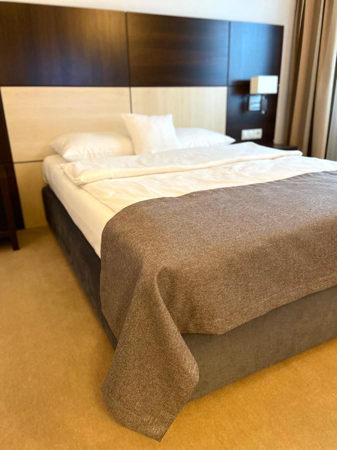 Ruben Hotel Zielona Gora Ngoại thất bức ảnh